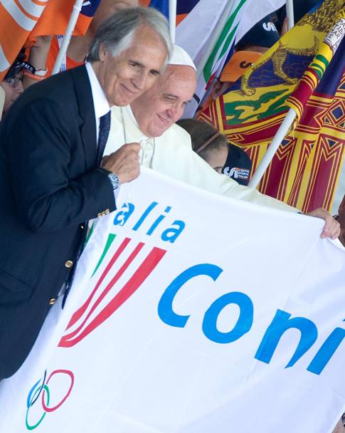 Il presidente Coni, Malag, consegna la bandiera al Papa. Ansa
